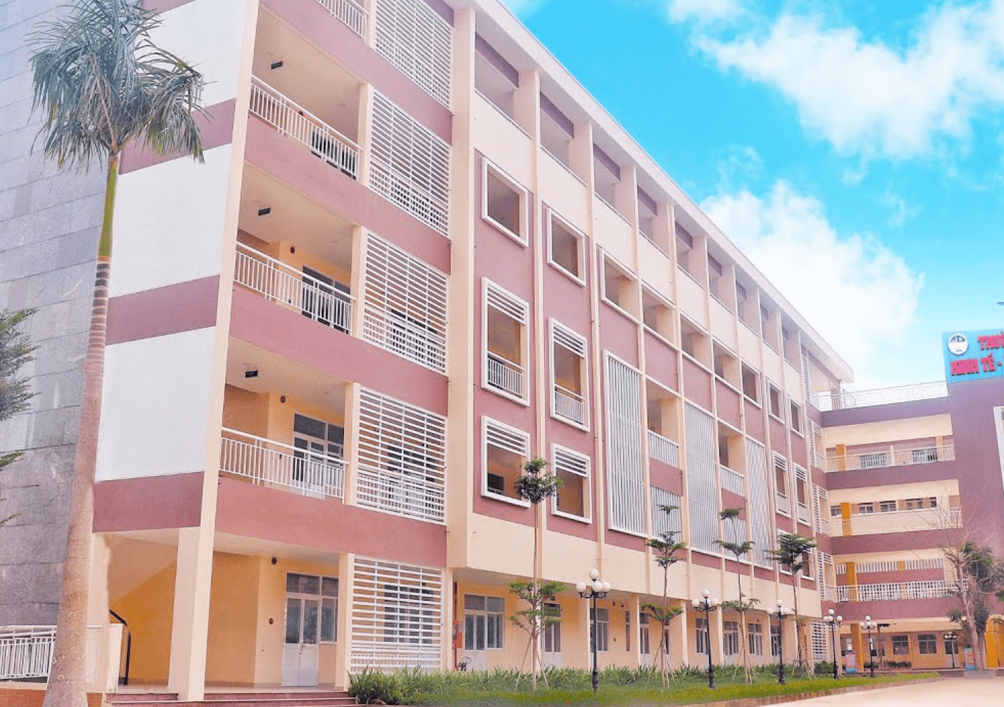 Trường Trung Cấp Kinh Tế Kỹ Thuật Quận 12 - Học Bằng Lái C1 TPHCM