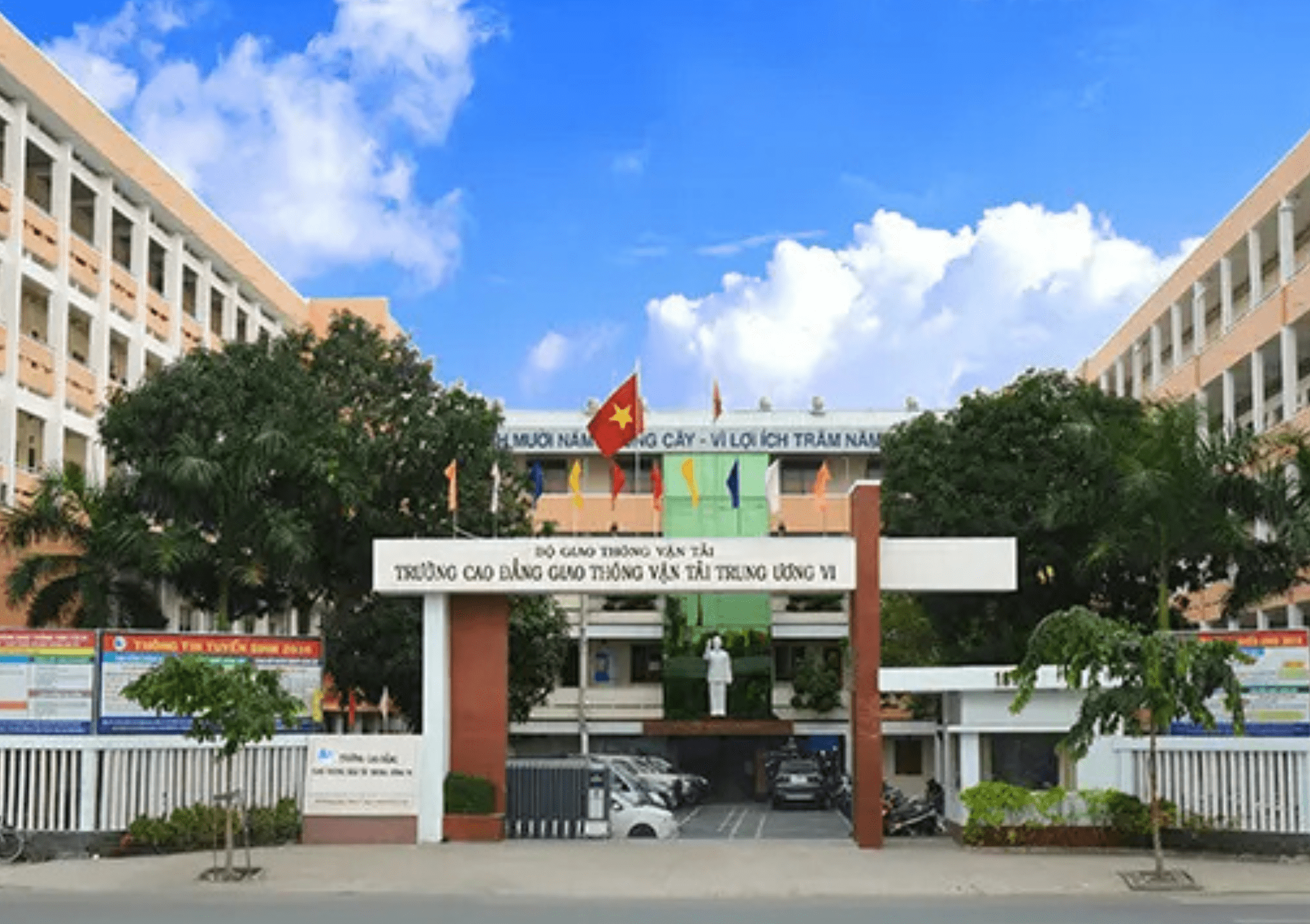 TOP 10+ Học Bằng B Số Sàn 2025 Lộ Trình Rõ Ràng 11 Trường Trung Cấp Nghề Giao Thông Vận Tải Trung Ương 6 - Học Bằng B Số Sàn