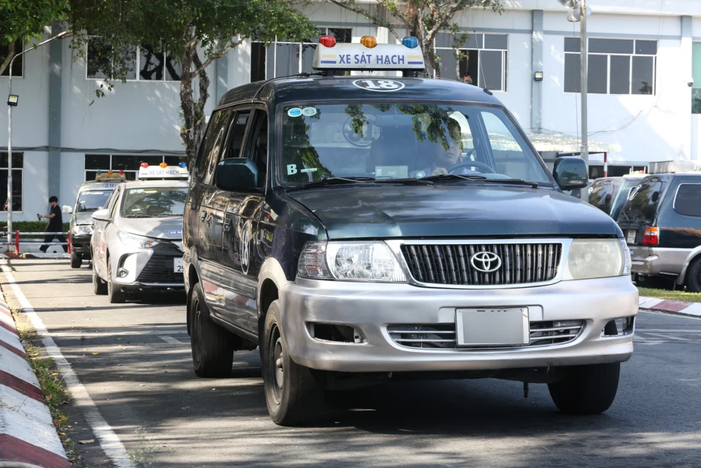 Thi Sa Hình Lái Xe Hơi-Chi Phí Học Lái Xe Hơi